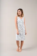 Camisón sin mangas de algodón con estampado de hojas en tonos claros.