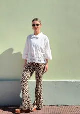 Camisa blanca de mangas 3/4 con detalles de broderie en las mangas y en el ruedo.