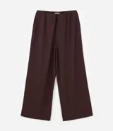 Pantalón de tiro alto, corte flare (acampanado), color marrón oscuro, confeccionado en tejido texturizado anarruga con cintura elástica.