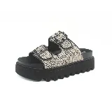 Sandalias con plataforma color beige, con capellada tejida y hebillas doradas.