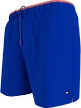 Bañador azul eléctrico de largo medio, con cintura elástica ajustable con cordón, ribete naranja en la cintura y logo de Tommy Hilfiger bordado en la parte trasera.
