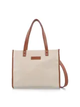 Cartera de diseño estructurado en color beige con detalles en cuero marrón y correas ajustables.