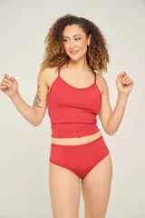 Bombacha ancha de tiro alto, color rojo.