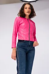 Chaqueta fucsia de cuero sintético con cierre frontal y corte slim fit.