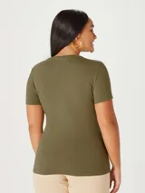 Camiseta rosa de manga corta con cuello en V y corte entallado.