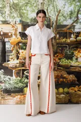 Top de lino color borgoña con cierre frontal estilo polo y pespuntes a contratono.