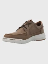 Zapato acordonado color marrón de cuero vacuno con suela blanca de goma.