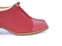 Zapatos de cuero color rojo con punta de charol y taco de madera de 5 cm.