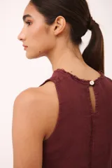 Vestido corto negro de lino italiano, con cuello redondo a la base y musculosa. Tiene detalle de desflecado en el cuello y a lo largo del vestido.