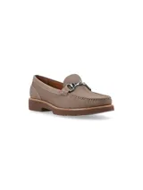 Mocasín de cuero negro con detalle de hebilla metálica plateada.