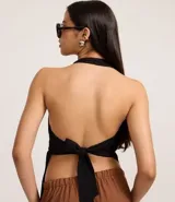 Pantalón de vestir ancho (wide leg) color marrón, con cintura elástica ajustable con lazo y pliegues delanteros.