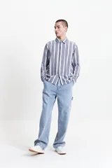Camisa de manga larga con textura a rayas, estilo rústico y fit regular.