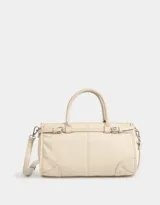 Cartera tipo bowling color crema, de cuerina, con doble asa corta de mano, tira envolvente con hebilla y correa regulable y desmontable.