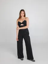 Mono negro de lino con top de algodón capitoneado, breteles finos y corte en la cintura.