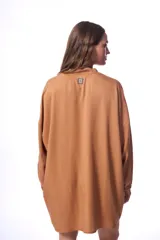 Vestido oversized de tencel color verde militar, con botones frontales y parche bordado en la espalda.