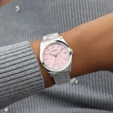 Reloj Guess modelo Alice con caja de acero plateado de 32mm y esfera rosa. Posee pulsera de eslabones de acero plateado, índices aplicados y ventana de fecha a las 3. El logo GUESS se encuentra en la esfera a las 12.