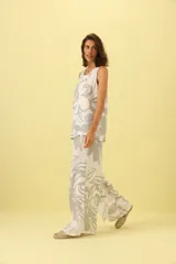Pantalón palazzo de lino color crudo con estampado floral en tonos grises.