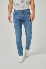 Pantalón de jean azul de corte slim fit.