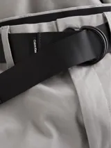 Pantalón chino slim fit color gris claro, con cinturón negro con hebilla metálica. Confeccionado con algodón orgánico.