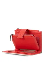 Billetera mediana de símil cuero color blanco hueso con detalles en rojo coral. Posee una presilla de cierre en la parte frontal y cierres de cremallera visibles en el borde superior.