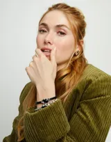 Pulsera de cuero marrón con doble tira y cristal facetado gris en el centro, engarzado en metal plateado.