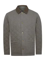 Chaqueta acolchada gris con patrón de rombos, cuello de pana marrón, cierre con broches metálicos, bolsillos frontales y bolsillo interno.
