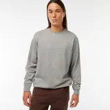 Buzo gris de cuello redondo y manga larga.