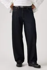 Pantalón de jean azul oscuro, corte amplio, con bolsillos delanteros y traseros.