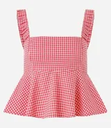 Blusa sin mangas con estampa de cuadros rojos y blancos, breteles anchos con volados, escote recto y lazo en la espalda.