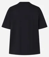 Remera blanca de algodón pima con cuello redondo y mangas cortas.