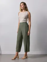 Pantalón palazzo verde militar de gasa bambula marca Nanette, con pretina ancha elastizada en la parte trasera, pierna ancha y short interno.