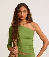 Blusa verde de rib con escote asimétrico de un solo hombro y manga larga.