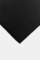 Top de escote recto y hombros descubiertos, confeccionado en tela satinada negra. Presenta un bajo asimétrico y cierre en la espalda con lazada.