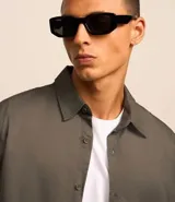 Camisa de hombre, corte regular, color verde militar, con cuello inglés y mangas largas. Confeccionada en sarga de algodón.