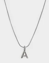 Cadena corta plateada de acero quirúrgico con dije de la letra A con strass.