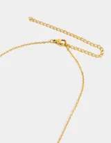 Collar corto dorado con cadena de eslabones pequeños, dijes de trébol de cuatro hojas y dijes redondos con cristales engarzados.
