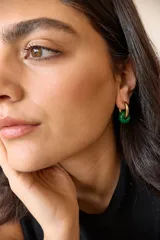 Aros de acero quirúrgico hipoalergénico con piedras naturales azules. Diseño de aro con dije circular colgante.