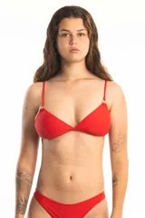 Top de bikini color rojo, estilo triángulo con relleno fino, breteles regulables y argolla metálica en la unión del bretel con la copa.