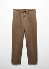 Pantalón negro de lino con diseño crop y jogger, tiro medio, cintura elástica con lazo, dos bolsillos laterales y dos bolsillos de ribete en la parte posterior.