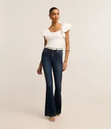 Pantalón flare de jeans con cintura alta, bolsillos delanteros y traseros, y detalle lateral traspasado.