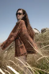 Parka de jean color azul con efecto desgastado, corte recto, cuello clásico, cierre frontal con botones, bolsillos laterales y en el pecho.