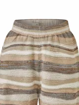 Short tejido de punto a rayas horizontales en tonos beige, blanco y marrón. Cuenta con cintura elástica y forro interno. El ruedo tiene un detalle calado.