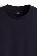 Remera de hombre de color azul marino, corte estándar, cuello redondo y mangas cortas.