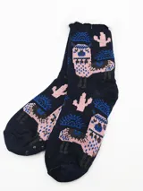 Medias color beige con diseño de llamas azules y cactus, con interior de sherpa blanco.