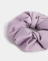 Gomita de pelo color rosa claro, confeccionada en tela satinada con efecto puffy.