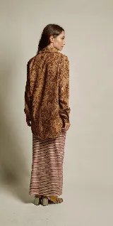 Camisa estampada color marrón con diseño cachemir, corte holgado, cuello solapa y abotonada.