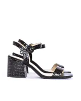 Sandalias de cuero negro con textura de cocodrilo, taco cuadrado y pulsera con hebilla.