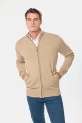 Campera tejida de algodón color azul con cierre frontal y cuello alto.