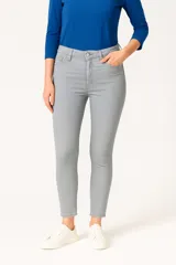 Pantalón chupín color gris.