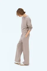Pantalón de corte relajado color gris topo, confeccionado en felpa liviana de mezcla de algodón. Cuenta con cintura elástica fruncida, bolsillos laterales discretos y piernas rectas.